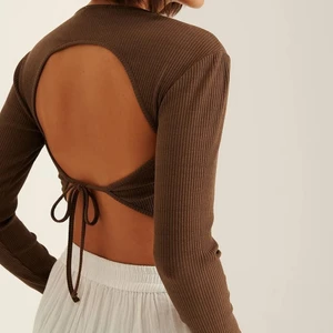 Nakd tröja brun - Nakd tröja med öppen rygg som är helt oanvänd och i storlek S