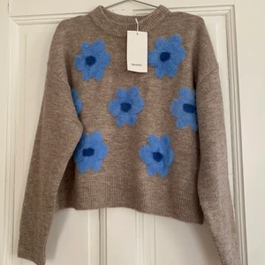 Tröja - Super fin tröja från bershka, helt ny och super fin nu till sommarkvällar ❤️