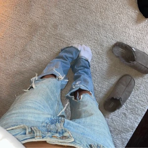 Zara jeans  - Säljer dessa zara jeans som är helt slutsålda❤️ så fina till sommaren!!