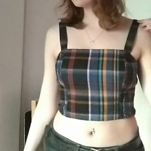 Rutig top XS - Nästan oanvänd topp, justerbara axelband och refflade sidor. Har ganska bra support för bröst!                         OBS Färgerna på första bilden är ganska mutade, men syns bättre på de andra bilderna.