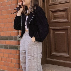 Vårjacka i manchestertyg - En oversized vårjacka i storlek 36, har två st och säljer den jag aldrig använt 🖤 (min bild)