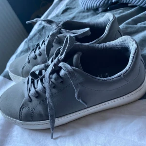 Gråa sneaker  - Sjukt snygga sneaker, bara använt några gånger i storlek 36
