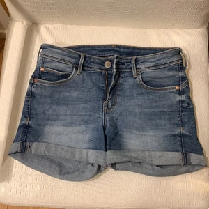 Jeans shorts - Jeans shorts med mycket stretch! Säljer pga för små.