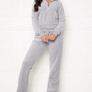 Juicy couture sett - Säljer mitt gråa juicy couture sett i storlek S. Säljer pga att det ej kommer till användning då det är fel storlek. Använd Max 10 gånger så är i nyskick. För privata bilder kom privat