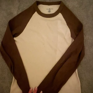 Brandy Melville Topp - Super söt topp i nyskick!❤️Slutsåld online 