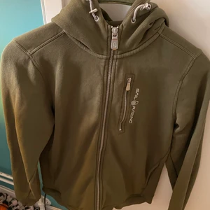 Sailracing hoodie - Grön Sailracing hoodie i bra skick 