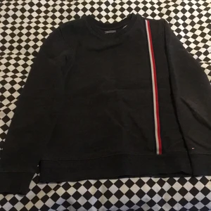 Tommy Hilfiger Sweter - Svart Tommy Hilfiger Sweter, Storlek 164 cm 