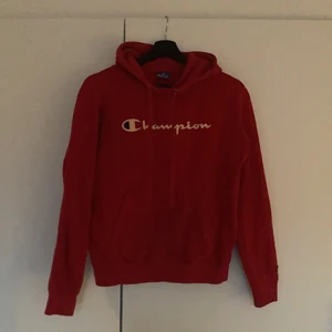 Champion Hoodie XS - Röd Champion Hoodie köpt från beyond retro, superfin men inte min stil längre därav säljer jag💗