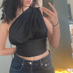 Festtopp - Köp från nakd och aldrig använd, med kvitt kvar. Köpte den för stor och sydde in midjan litegrann, perfekt för tjejerna med större byst. Säljer pga vet inte när jag ska ha den. 