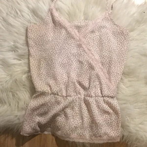 Söt blom topp från BikBok - Säljer denna blus/topp eftersom att den inte har kommit till användning! Super fin och är i bra skick, har aldrig använts endast provad. Köpare står för frakt! 💗 skriv gärna vid intresse!! 💋 strl S