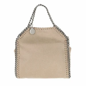 Stella McCartney falabelle  - Säljer min fina Stella McCartney väska, då jag köpt en ny väska. Modellen är falabelle mini tote, i färgen Shaggy deer butter cream. Super fin och passar till allt, mycket utrymme i väskan och både långt och korta kedjor. Några små märken men inget man tänker på. Dustbag, lappar såsom äktahetsbevis med kommer självklart. Köpt för 8000kr föra sommaren!