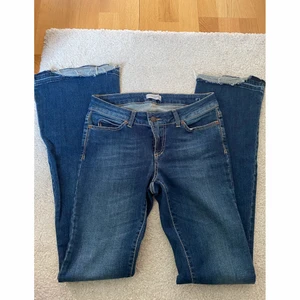 Honkydory jeans wide leg - Flarejeans. Tajt fit med utsvängda ben. Som ny! Endast leverans, skickas måndag. Jag samfraktar 😇