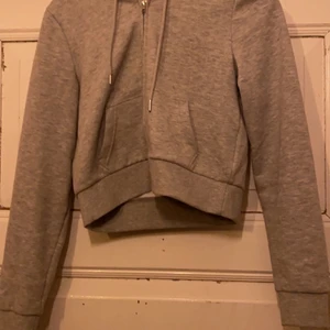 Grå huvtröjor  - Använd Max 3 gånger