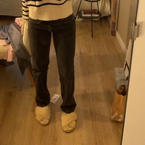 Zara jeans - Hej, säljer dessa midrise jeansen från zara, jag är 166 och bör storlek 38💕 