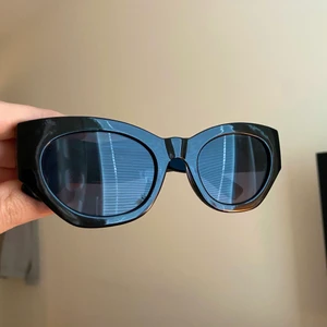 Glajjor fr. H&M  - Supersnygga solglasögon från H&M som ser lite dyra ut typ?? Jättebra skick! 🕶