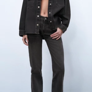 Zara jeans  - Dom är svart/gråa i färgen och i en rak modell, passar mig som är 167. (Lite små i storleken)