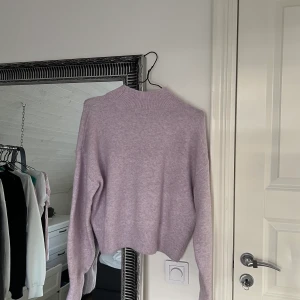 Lila stickad  - Lila stickad med krage, bra skick och jättefin, storlek S💜