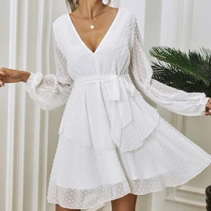 Helt ny, oanvänd vit klänning i strl S - Jättefin vit klänning i färg vit. Helt oanvänd och fick hem häromdagen! Materialet är skönt och den ser ut som på bilderna. Säljer då jag inte tror jag kommer få användning av den. Inköpspris: 249