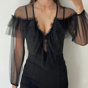 Svart fest topp - Jättefin svart body, använd 1 gång. Från märket ”Love & other things”. Storlek XS. Köparen står för frakten 💕 