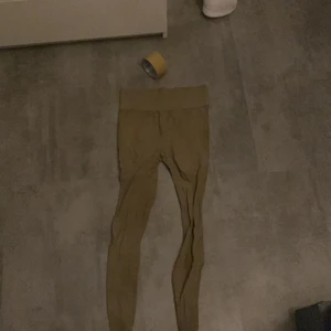 Byxor  - Tränings byxor, beach, jätte sköna och Fina, hög midjade, sitter bra  runt benen använd några gånger men är tvättade 