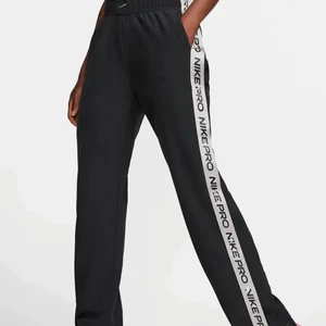 Nike PRO Byxor - Byxor / Överdragsbyxor från Nike. Knäpps på sidan med knappar. Bra skick.