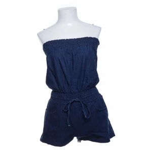 Byxdress  - Säljer denna ursnygga jeans byxdressen som är Axelbandslös. En resår som gör att oavsett byst så passar den alla! Den är i storlek S och kommer vara perfekt nu i sommar!!!🥹🦋 Finns inte att få tag på så passa på för en perfekt sommar outfit💗 frakt tillkommer⭐️