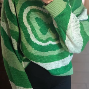 Grön fjärils tjocktröja - Säljer denna jättefina gröna fjärils tjocktröjan. Har använt den några få gånger men det är fortfarande i bra skick. (Tröjan är inte så blå som den ser ut att vara på sista bilden). Tröjan är väldigt oversized, står att det är en sorlek M men jag upplever den mer som en S.