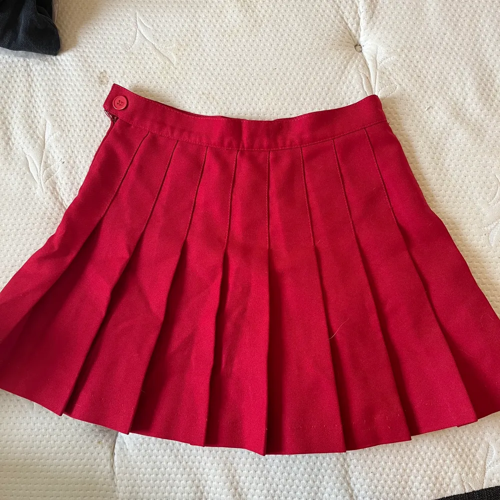 Säljer min röda tennis kjol i storlek S. Kjolar.