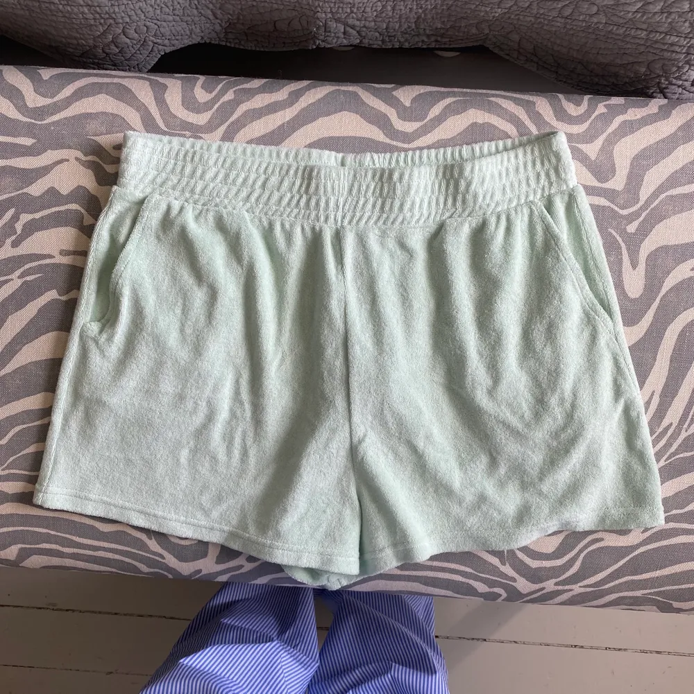 Frotté-shorts i ljusgrön superhärlig sommarfärg. L men sitter väldigt snyggt på mig som har M. Helt oanvända med lappen kvar.. Shorts.