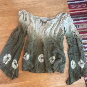 hippie blus - jätte fin blus i hippie stil!! skit katti och jäyte fin!!