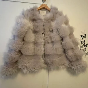 Ljusgrå fuskpäls jacka - Har bara använt 1 gång