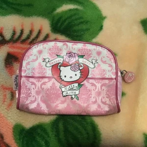 Hellokitty necessär  - FRAKT: 26kr = 101kr -oanvänt! -rare -funkar som pennskrin också!