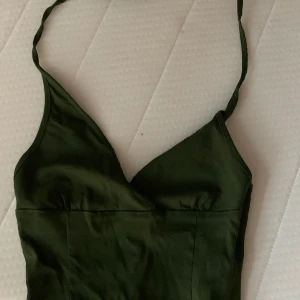 Grönt linne  - Linne i jättesnygg grön färg, storlek xs/s men väldigt stretchigt material  