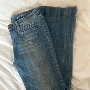 Lågmidjade bootcut jeans!! - Säljer dessa lågmidjade bootcut jeans som jag tyvärr inte vet var dom kommer ifrån!  Dom är ca 76 i midjan och innerbenslängden är 83💗