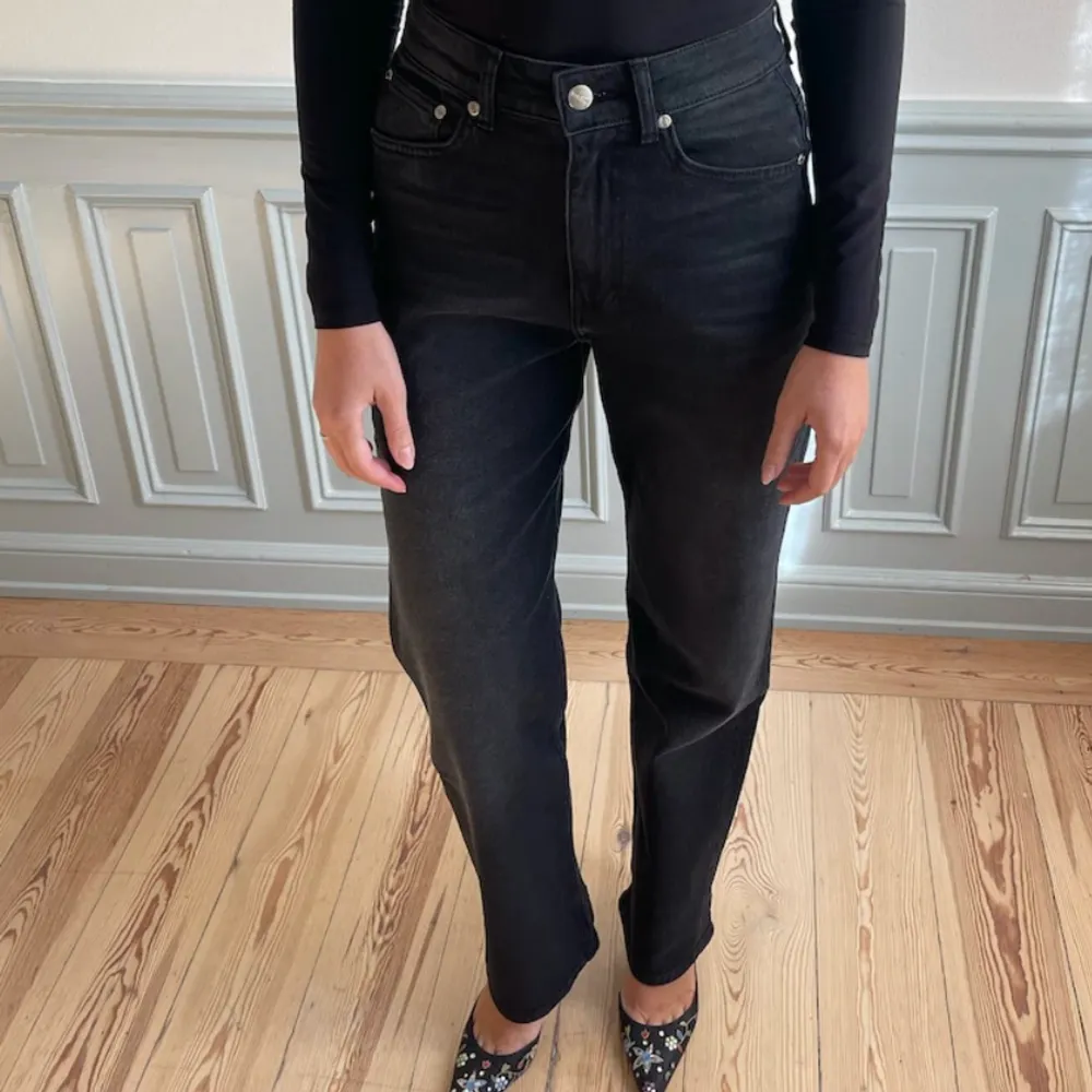Svarta jeans från djerf avenue 🖤 Använda fåtal gånger! Super snygga men har redan massor av svarta jeans. Jeans & Byxor.