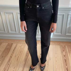 Svarta jeans från djerf avenue 🖤 Använda fåtal gånger! Super snygga men har redan massor av svarta jeans