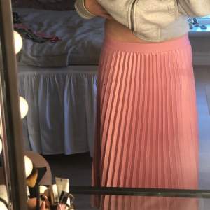 (OBS det är spegeln som är smutsig) Säljer denna jättefina kjolen som är så fin på sommaren! Går att ha både högmidjat och lågmidjat😍Storlek S men passar både xs och M skulle jag säga!🥰 Skirv till mig vid intresse! Pris kan diskuteras💕