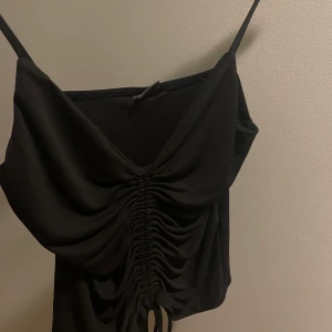 Linne ifrån gina tricot  - Svart linne med snörning ifrån Gina tricot, aldrig använd!  Köparen står för frakten💖 