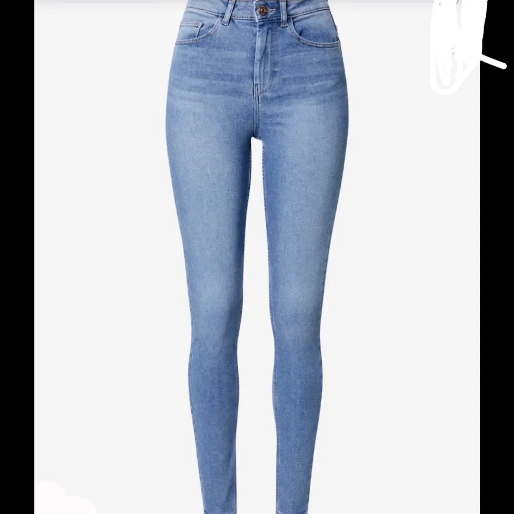 Blåa jeans från bikbok Använd några gånger, fortfarande bra skick Orginal pris 400 säljer för 200 . Jeans & Byxor.