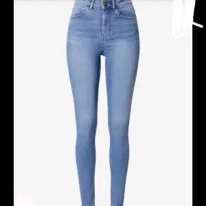 Blåa jeans från bikbok Använd några gånger, fortfarande bra skick Orginal pris 400 säljer för 200 