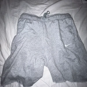 Nike mjukis shorts - Avklippta nike mjukisshorts