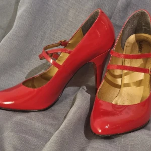 Lackskor stilettklackar strl 40-41 - Ett par fantastiska mary janes som är lite för trånga för mig som bär 41-42. Kan knäppas rakt över eller i kors (knäppt den ena i kors i både det svarta och röda paret som exempel).   Visst slitage. Mest invändigt, knappt något som syns utvändigt. Se bild