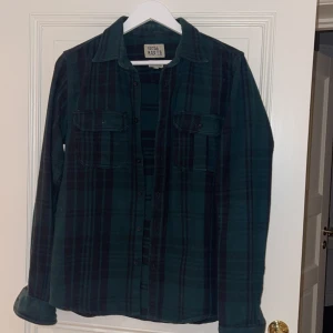 Skjortjacka - Svart och grön rutig skjortjacka från herravdelningen på Lager157, storlek M, 100kr+frakt
