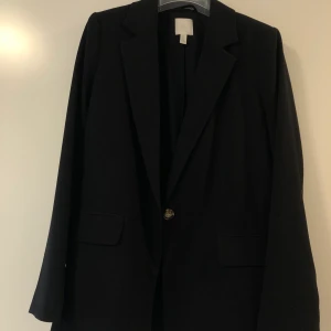 Den perfekta kavajen - Min favoritkavaj har blivit för liten. Den är strl 38 och passar som en lätt oversize om du är 34-36 och slim som 38. Sparsamt använd och i mycket fint skrynk-fritt tyg. Nypris 399kr