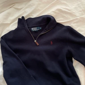 Half zip ralph lauren - Snygg tröja från ralph lauren köpt för ungefär ett år sen men kommer sällat till användning