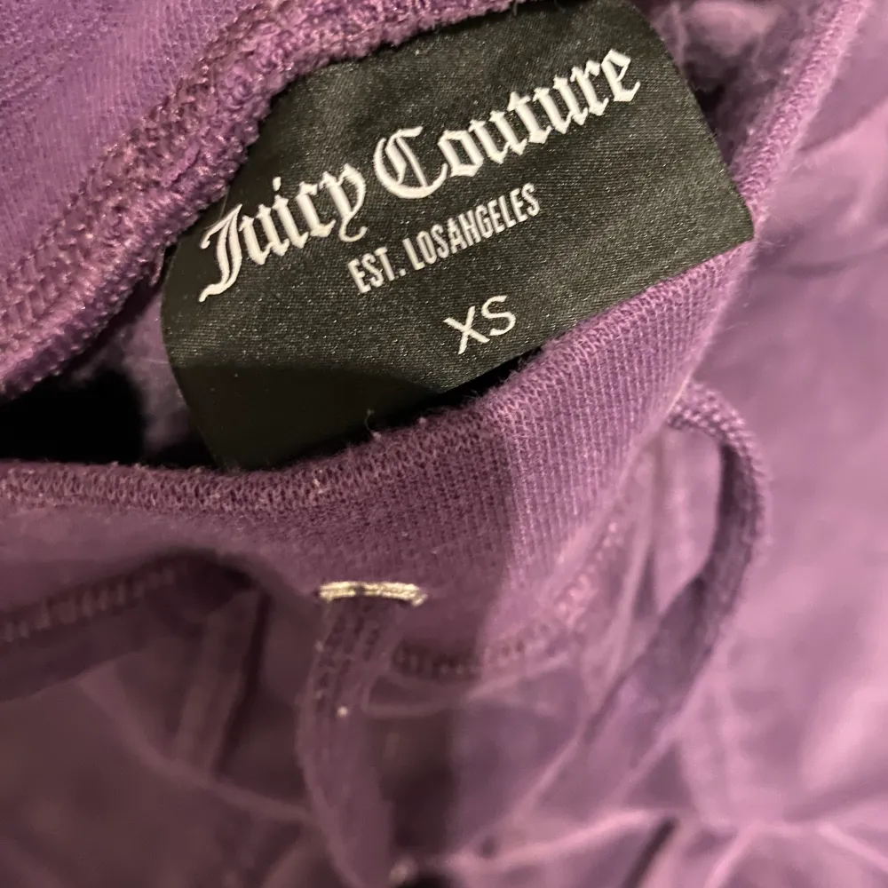 Säljer dessa juicy couture byxor för att jag har tröttnat på färgen. Har använt dom få gånger och det finns inga defekter. Kan också tänka mig att byta mot någon annan färg💜. Jeans & Byxor.