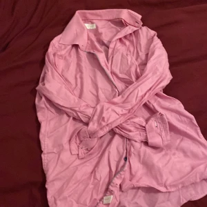Kjorta - Rosa vit kjorta👔  Har använt få gånger för att den är lite för stor 👍 Annars jätte fin att ha 🙈💓