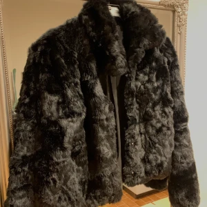 Pälsjacka - Säljer denna fina pälsjacka från Vila. 
