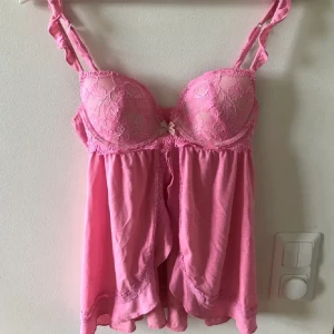 Victorias secret milkmaid linne corset top - Säljer min Victorias secret vintage spets corset top pågrund av att den riktigt inte är mind stil längre! De säljs heller inte längre och är lite coquette liknande! 💕bild lånad från föra säljaren som jag köpte här på plick! 💕