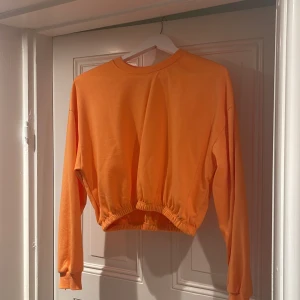 Sweatshirt från Pull&Bear - Orangea croppad sweatshirt från Pull&Bear, storlek S, 100kr+frakt 